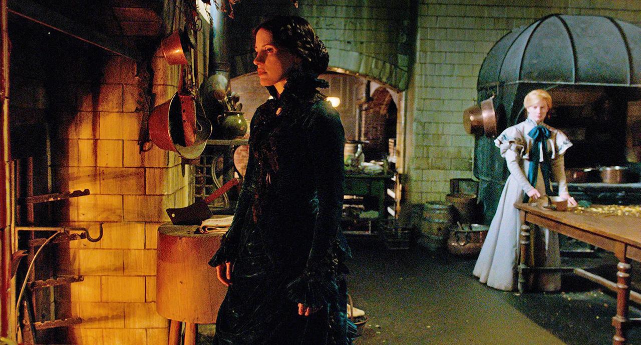 ในปราสาทโบราณมักมีตำนานอันน่าสะพรึง (ภาพจาก Crimson Peak)