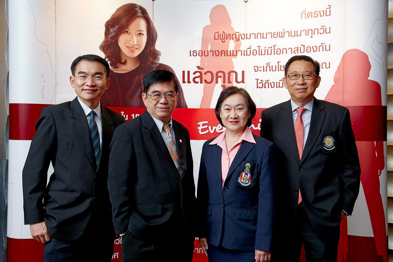 รศ.นพ.วิชัย เติมรุ่งเรืองเลิศ, ศ.เกียรติคุณ นพ.สมศักดิ์ โล่ห์เลขา, รศ.พญ.ฤดีวิไล สามโกเศศ และ นพ.วิสิทธิ์ สุภัครพงษ์กุล.