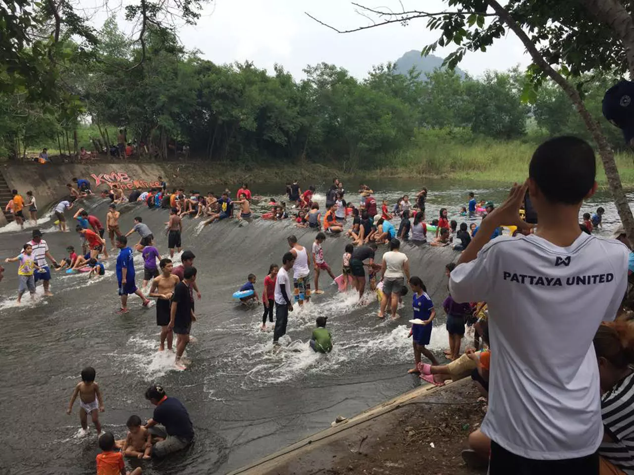 โซเชียลพาดัง 'สไลเดอร์ห้วยตู้ล่าง' หยุดยาวคนเล่นแน่น ท้องถิ่นคึกคัก