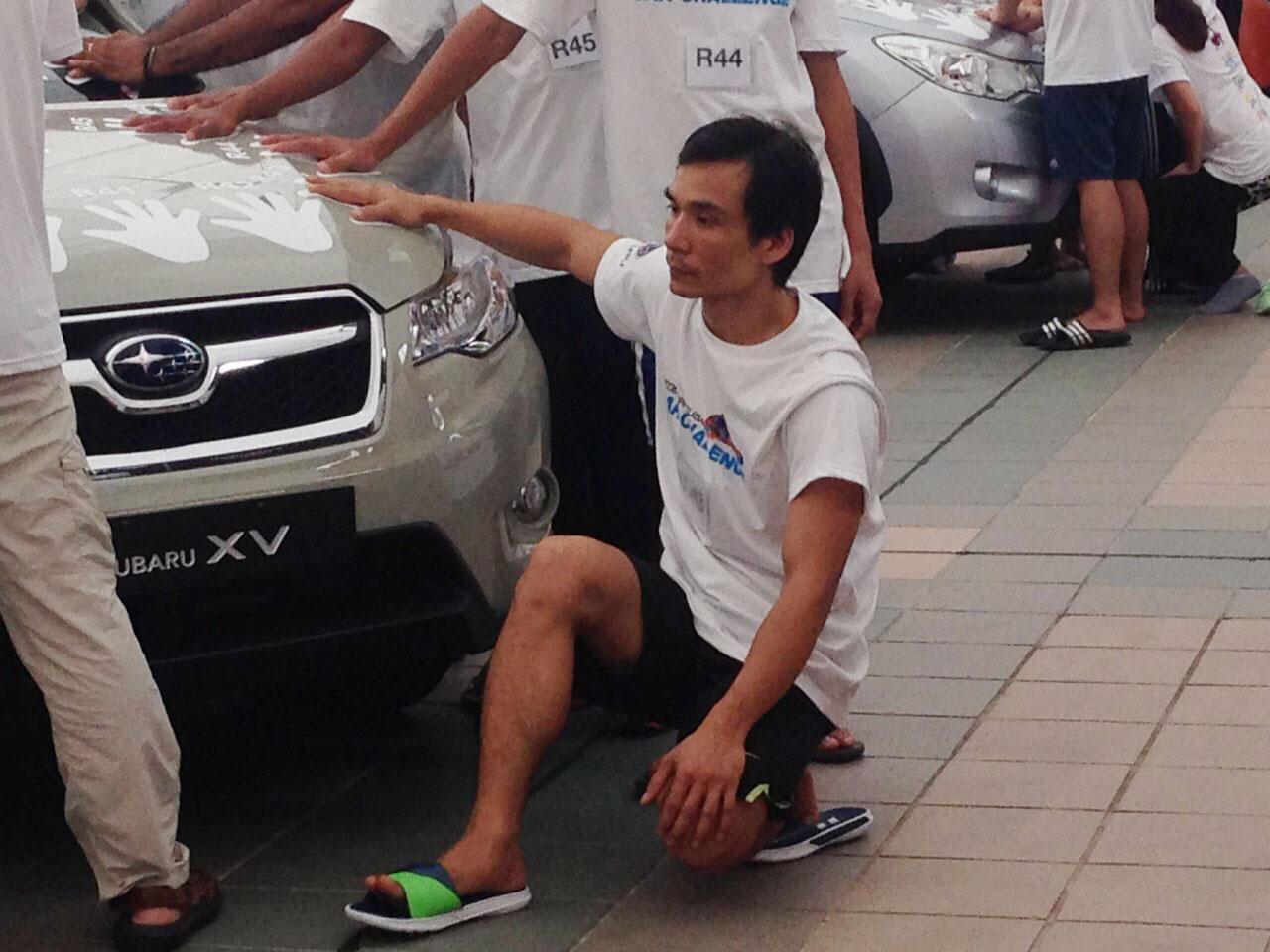 คนนี้ถึงกับต้องนั่งลง เพราะเมื่อยขา