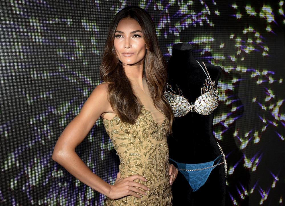 ลิลี่ อัลดริดจ์ นางแบบสาว ถ่ายรูปคู่กับ Fantasy Bra ยกทรงแสนแพง (ภาพ: REUTERS)