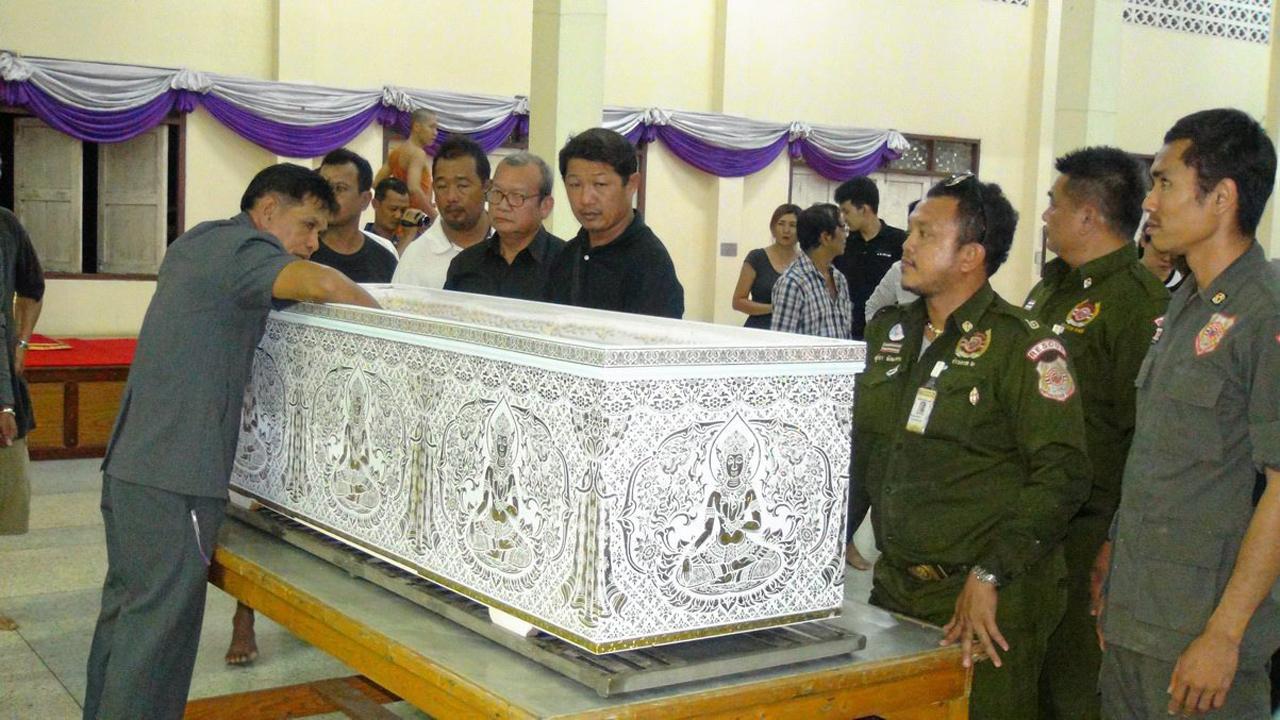 ญาตินำโลงศพของเสี่ยอู๊ดมาที่ วัดสุวรรณรังสรรค์ จ.ระยอง เพื่อสวดอภิธรรม