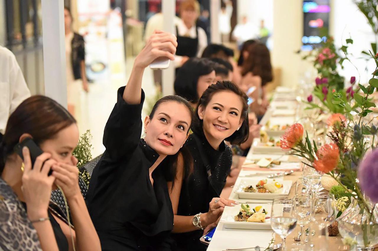 ความสุขบนโต๊ะอาหารของ อาภาศิริ นิติพน และจุไรรัตน์ ดิศกุล ณ อยุธยา.