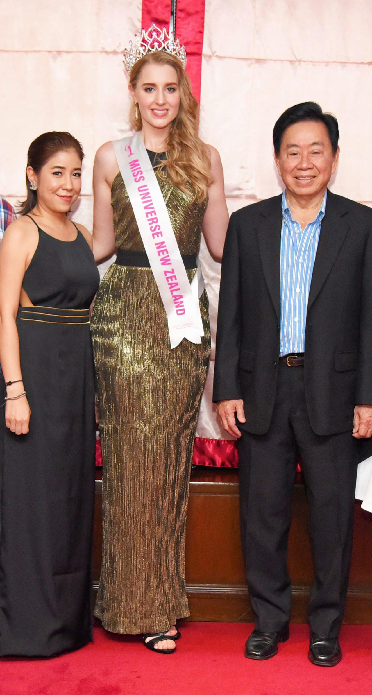 สมใจนึก—สินีนารถ เองตระกูล ทำหน้าที่เจ้าบ้าน ต้อนรับมิสยูนิเวิร์ส นิวซีแลนด์ ที่มาทัวร์ จ.เชียงราย.