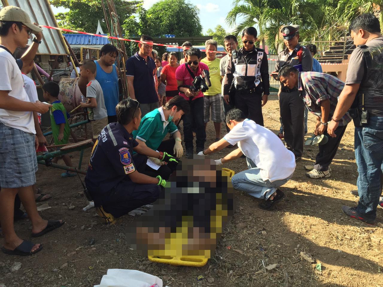 แพทย์เวร รพ.ปากช่องนานา กำลังชันสูตรศพ