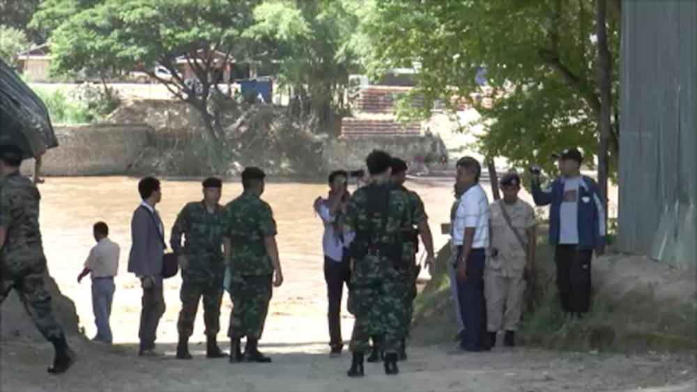 จนท.ทหารไทย ตรวจสอบความเรียบร้อยและรักษาความปลอดภัย หลังเมียนมาสั่งปิดชายแดน ทำสินค้าตกค้างเป็นจำนวนมาก