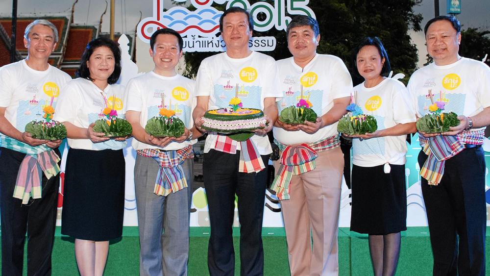 ลอยกระทง ศ.ดร.อภินันท์ โปษยานนท์ และ ฐาปน สิริวัฒนภักดี แถลงข่าวจัดงาน “River Festival 2015 สายนํ้าแห่งวัฒนธรรม” เทศกาลลอยกระทงแม่นํ้าเจ้าพระยา ระหว่าง 21-25 พ.ย. โดยมี น.อ.มนตรี ศิริไพศาล และ ปราณี สัตยประกอบ มาร่วมงานด้วย ที่วัดพระเชตุพน วันก่อน.