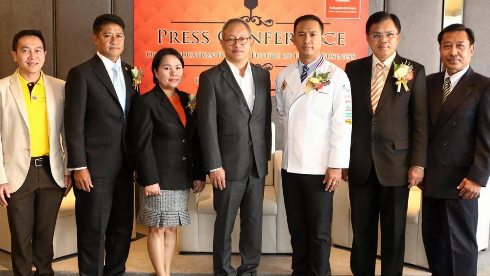 งานในโรงแรม ชนินทธ์ โทณวณิก เปิด โรงเรียนดุสิตการโรงแรม เพื่อเป็นจุดเริ่มต้นบุคลากรของอาชีพงานโรงแรม โดยมี ดร.บุญส่ง จำปาโพธิ์, ธีรวีร์ ดิษยะไชยพงษ์, ดนัย จันทร์เจ้าฉาย และ ดร.ธงชัย สวัสดิสาร มาร่วมงานด้วย ที่ ร.ร.ดุสิตการโรงแรม ถนนเพชรบุรี วันก่อน.