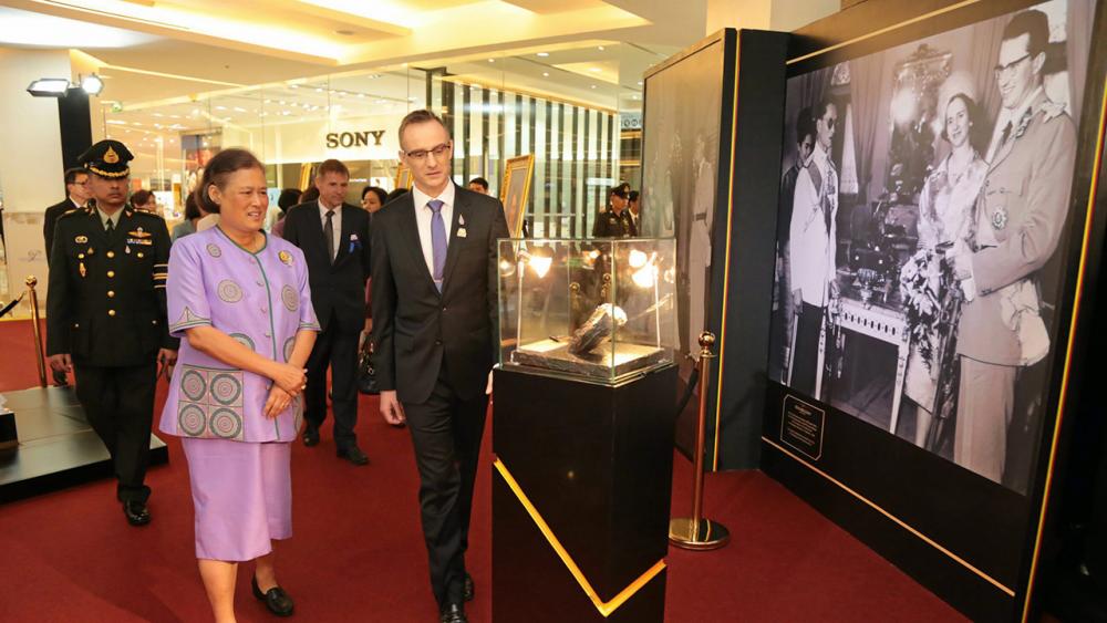 สมเด็จพระเทพรัตนราชสุดาฯ สยามบรมราชกุมารี เสด็จพระราชดำเนินไปทรงเปิดนิทรรศการ แสดงพระบรมสาทิสลักษณ์ พระฉายาลักษณ์ ที่บันทึกเรื่องพระราชกรณียกิจของพระบรมวงศานุวงศ์ทั้งสองฝ่ายขณะเสด็จพระราชดำเนินเยือนประเทศไทยและราชอาณาจักรเบลเยียม เนื่องในโอกาสเฉลิมฉลองมิตรภาพไทย-เบลเยียม ณ สยามพารากอน เมื่อวันก่อน.