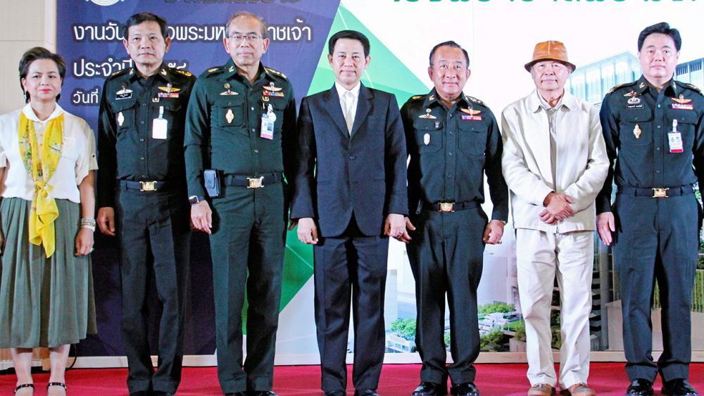 พร้อมแล้ว พล.ท.ไตรโรจน์ ครุธเวโช, พล.ท.ชุมพล เปี่ยมสมบูรณ์, พล.ต.สาโรจ เขียวขจี และภัทรภร วรรณภิญโญ แถลงข่าวการจัดงาน “วันสมเด็จพระมหาธีรราชเจ้า” ประจำปี 2558 ในวันที่ 26 พ.ย. โดยมี พล.ต.สรรเสริญ แก้วกำเนิด มาร่วมงานด้วย ที่ รพ.พระมงกุฎ วันก่อน.