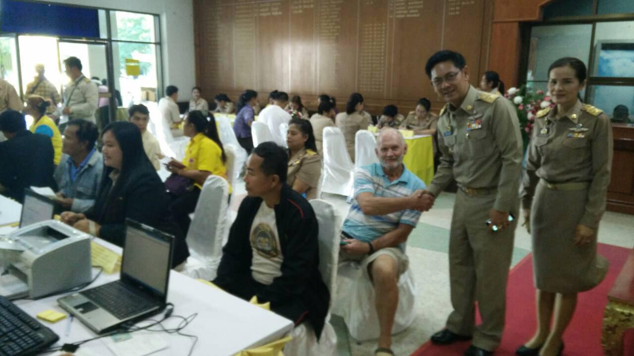 ชาวเดนมาร์ก วัย 74 ปี มาเข้าคิวสมัครลงทะเบียนปั่นเพื่อพ่อ ที่ศาลากลางจังหวัดยโสธร