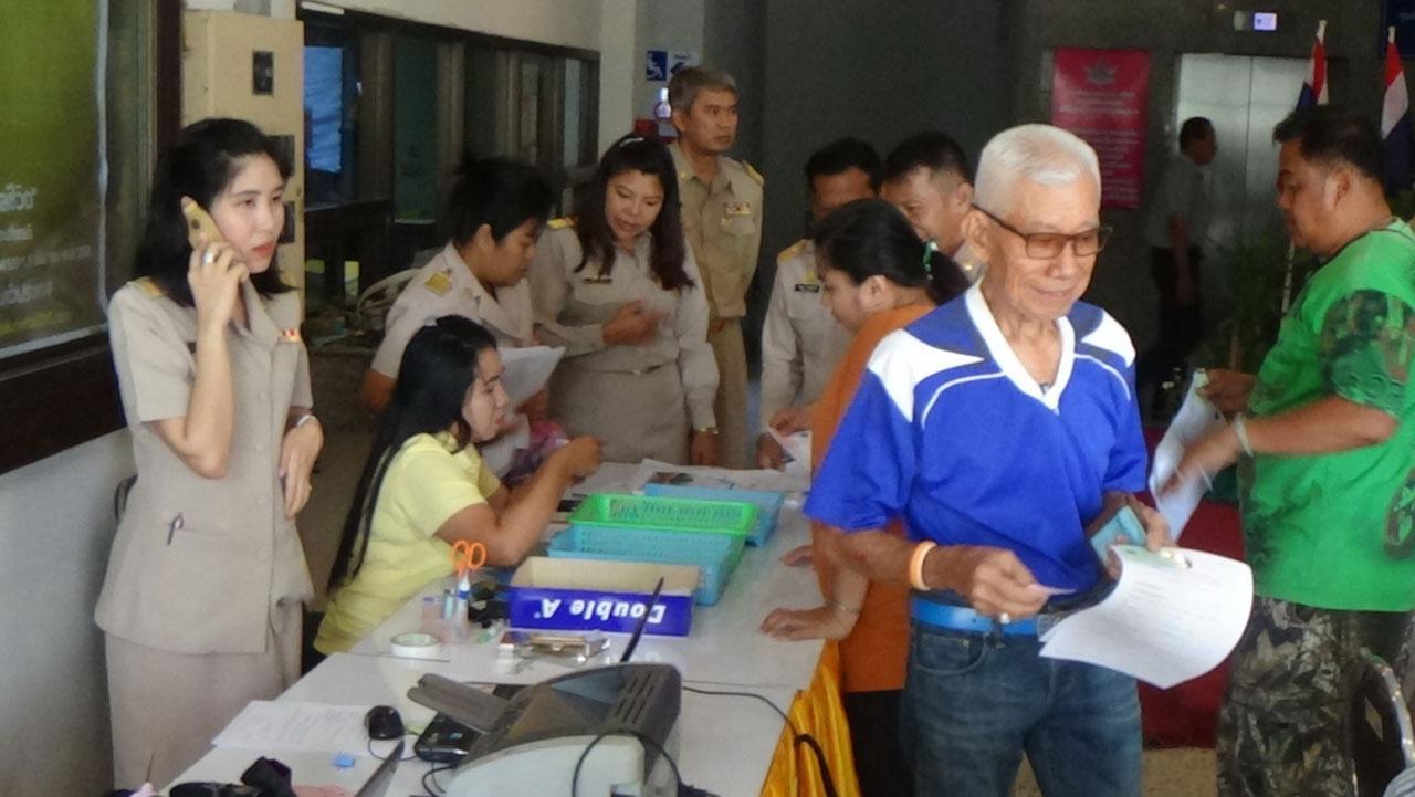 คนอ่างทองเดินทางมาลงทะเบียนร่วมกิจกรรมตั้งแต่เช้า