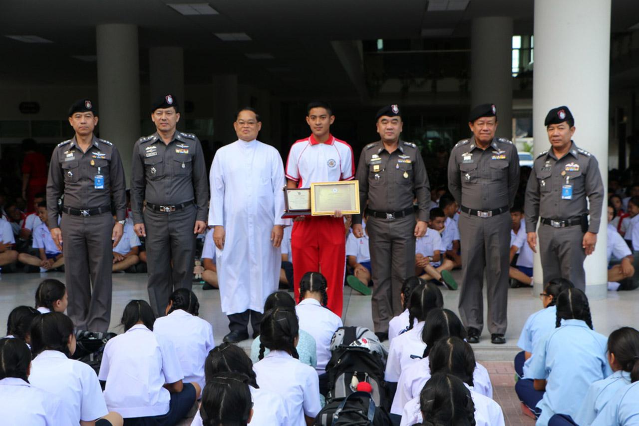 ตำรวจมอบโล่ 'น้องออย' นศท. ช่วยแหวกทางให้รถพยาบาล นำผู้ป่วยรักษาจนรอดชีวิต