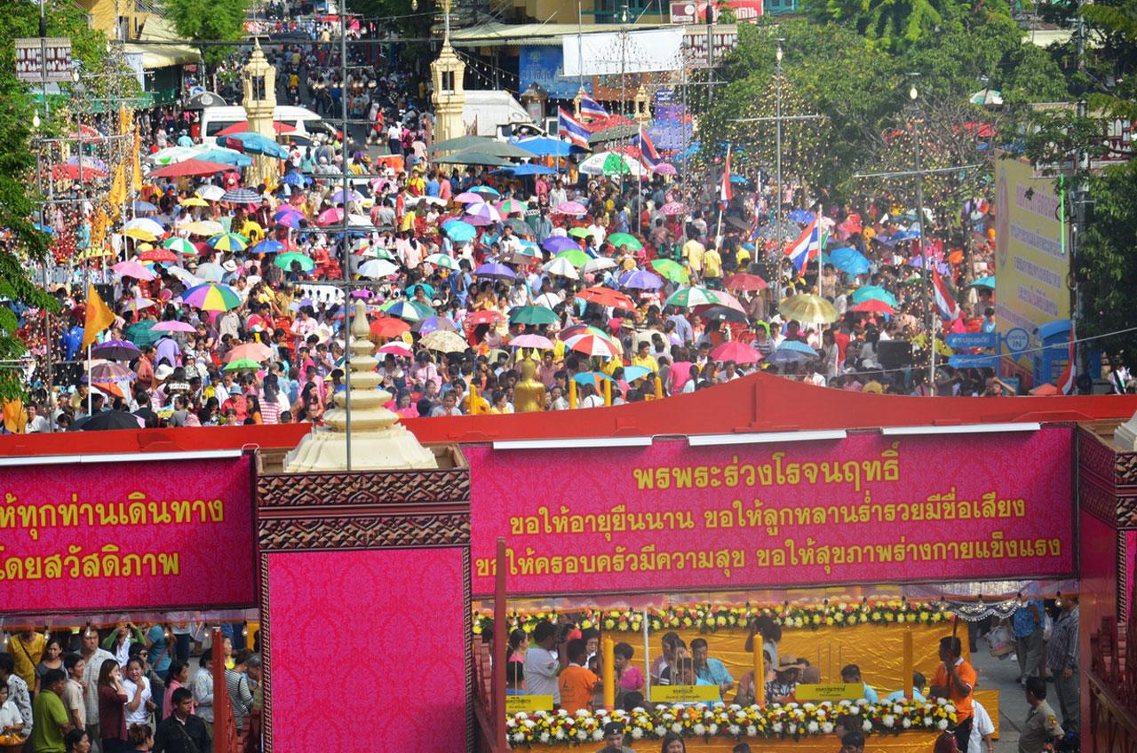 คนนับหมื่นร่วมงาน บริเวณ วัดพระปฐมเจดีย์ราชวรมหาวิหาร อ.เมืองนครปฐม