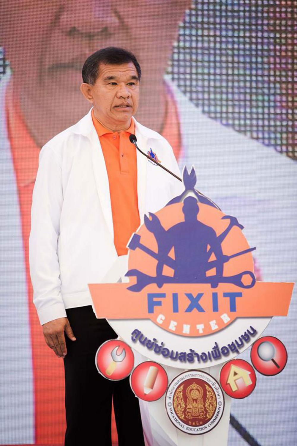พล.อ.สุรเชษฐ์ ชัยวงศ์ รมช.ศธ.เปิดพิธีอาชีวะบริการ ซ่อมสร้างเพื่อชุมชน