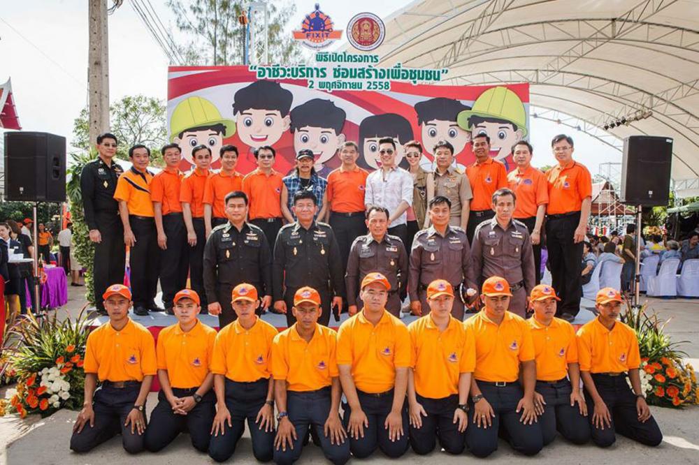 ภาพประวัติศาสตร์ บิ๊กน้อย จูงมือ น้าแอ๊ด ร่วมช่วยชุมชน