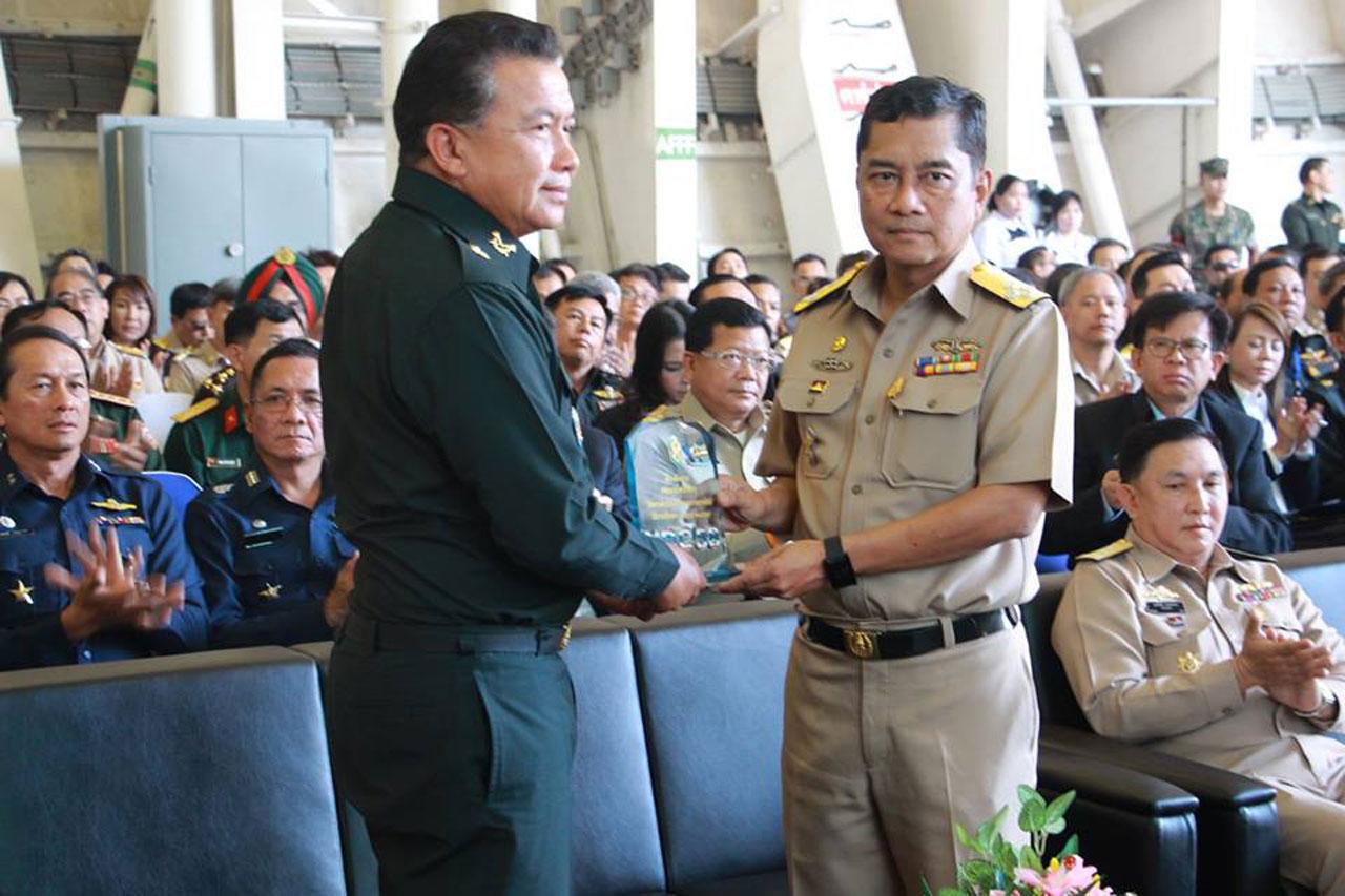 พลเรือเอกนริส ประทุมสุวรรณ ผู้บัญชาการกองเรือยุทธการ และ พลโทไชยอนันต์ จันทคณานุรักษ์ ผู้อำนวยการวิทยาลัยป้องกันราชอาณาจักร