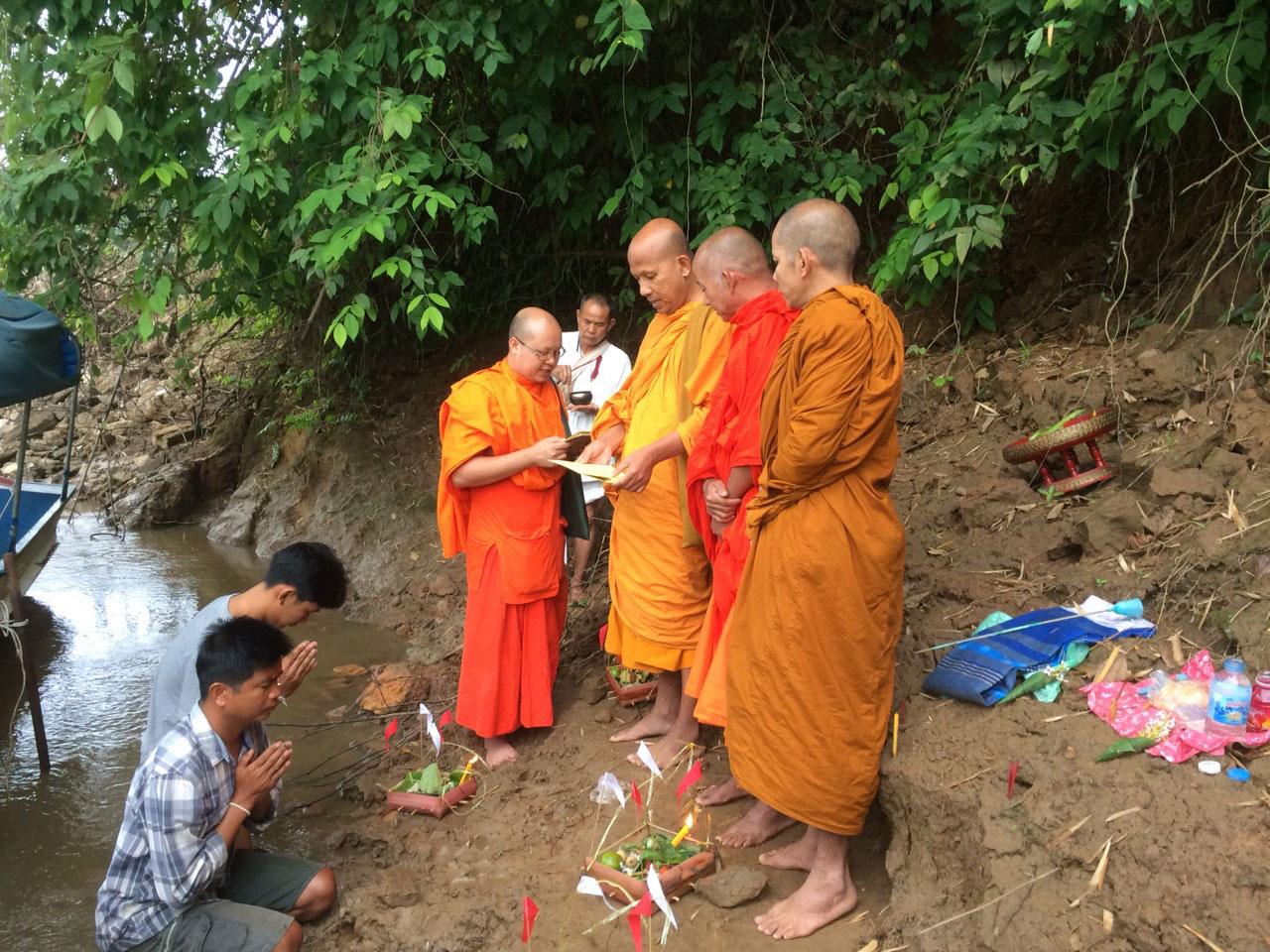 นิมนต์พระสงฆ์ มาทำพิธีบริเวณริมน้ำที่พบสมบัติโบราณ