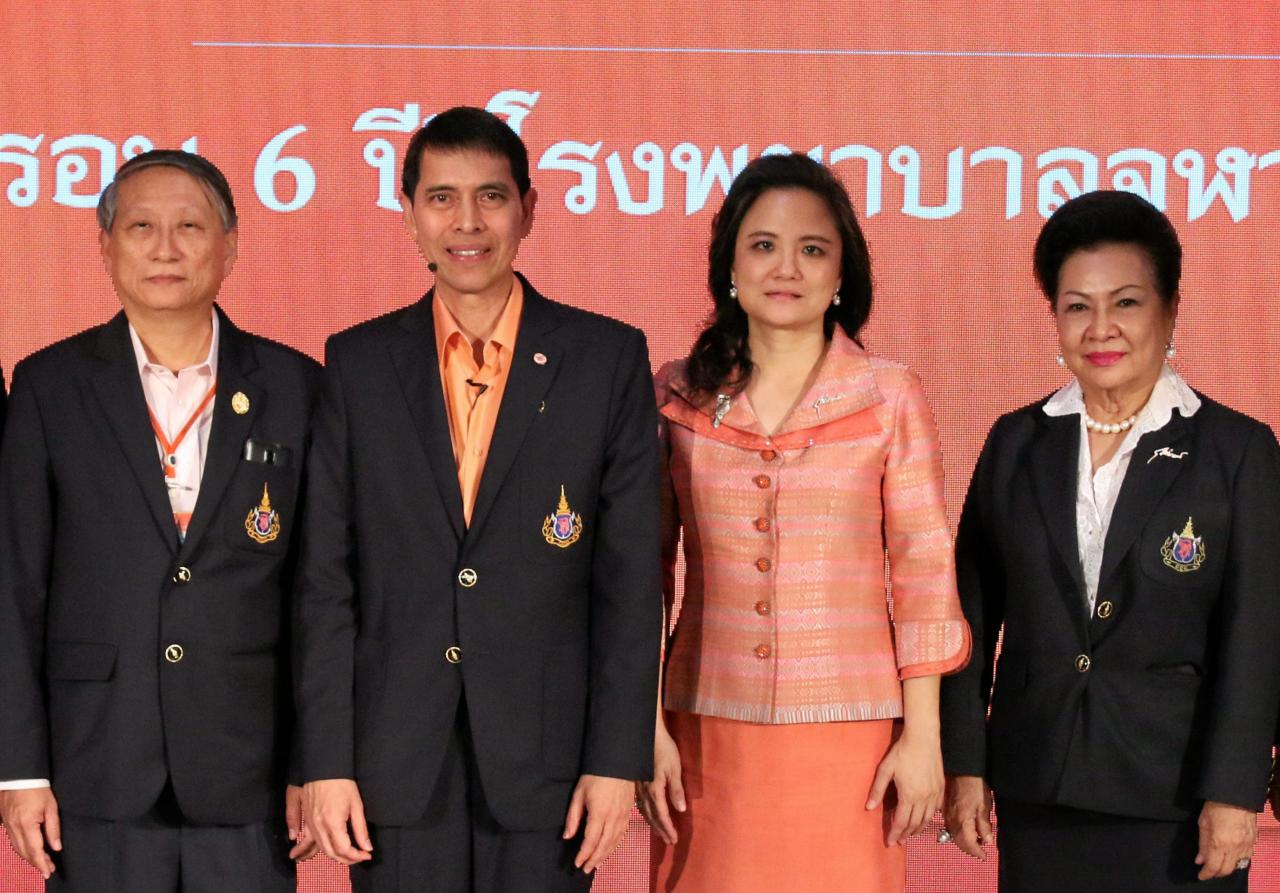 ศ.นพ.นิธิ มหานนท์ (2 จากซ้าย) ผอ.รพ.จุฬาภรณ์ และทีมผู้บริหาร.