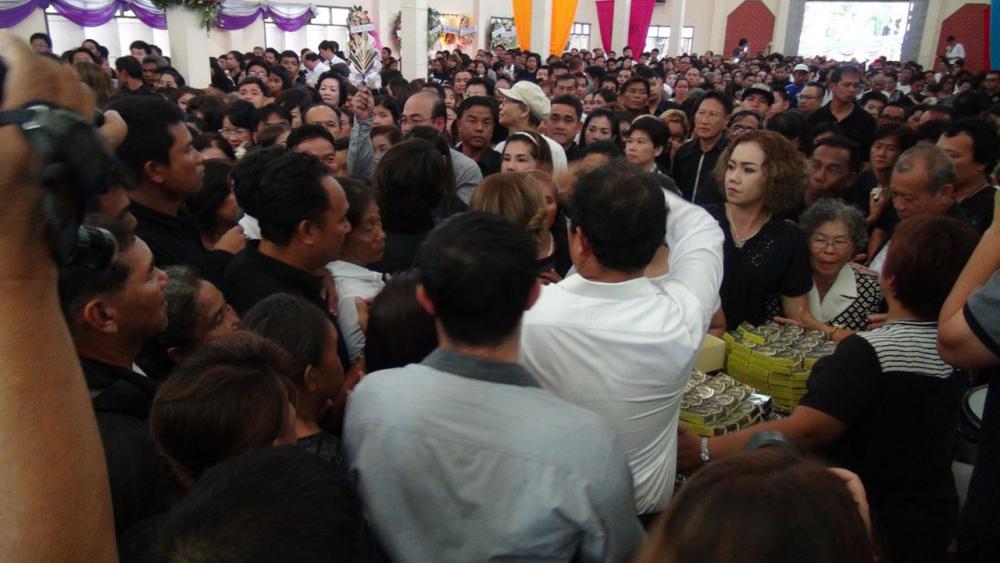 ชาวบ้านร่วมงานฌาปนกิจ 'เสี่ยอู๊ด' แน่นวัด