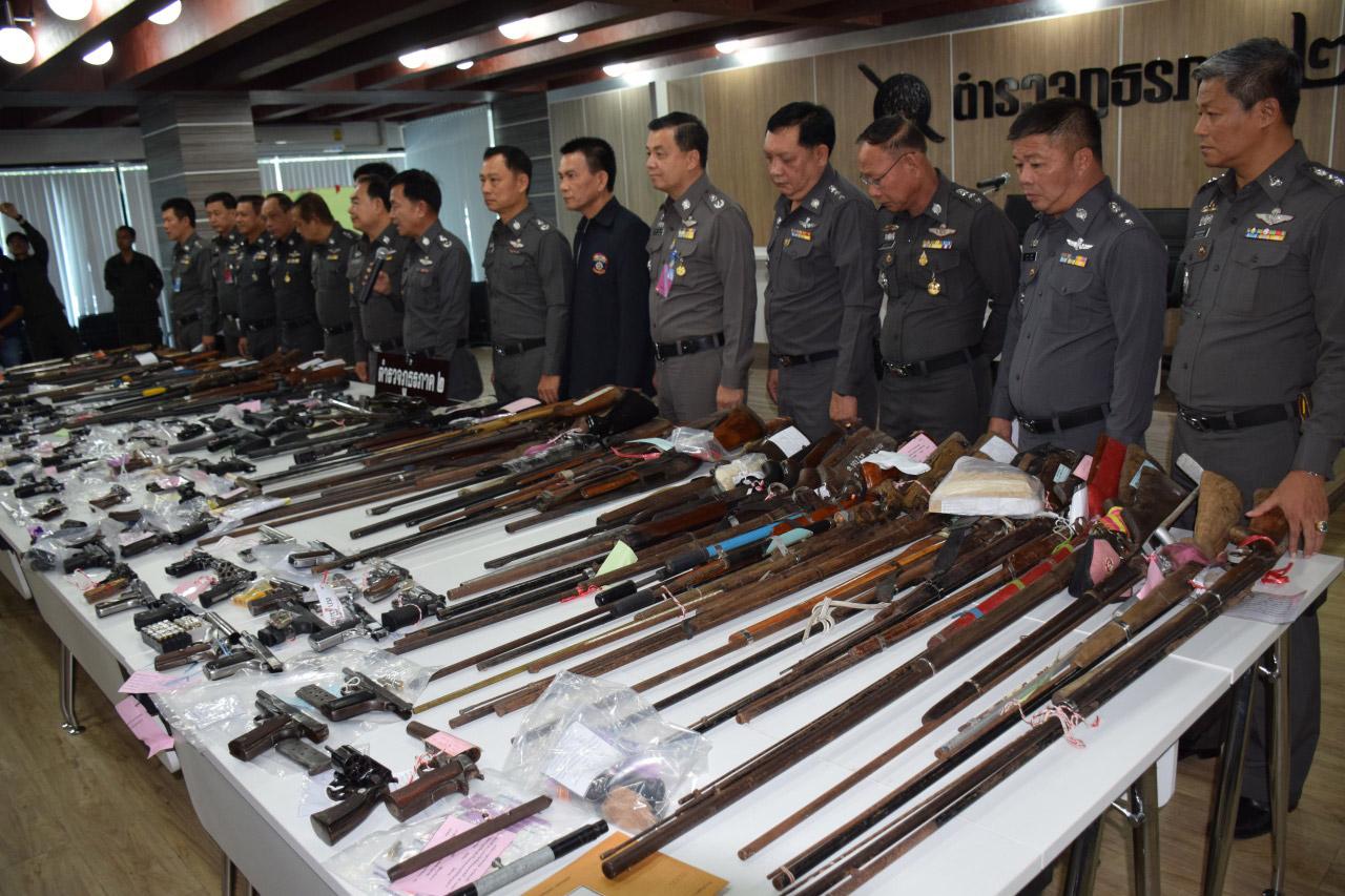 เจ้าหน้าที่นำของกลางเป็นปืนชนิดต่างๆ มาแถลงข่าว