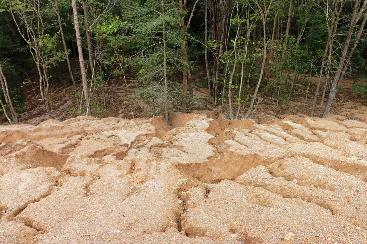 'ระนอง'ตัดยอดเขาเตียน สร้างเจดีย์ ‘ชาวบ้าน’ เดือดฝนชะซัดโคลน