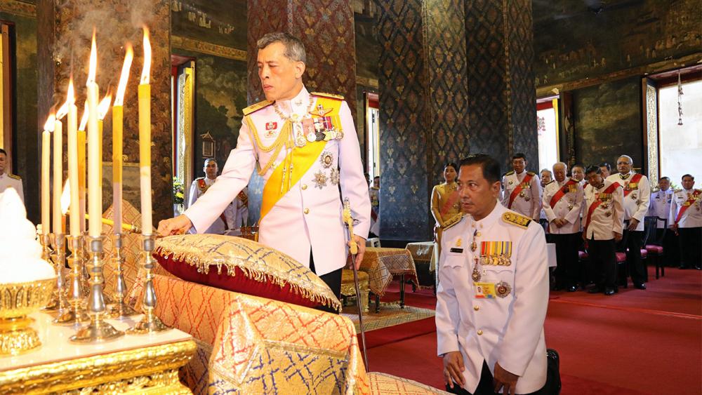 สมเด็จพระบรมโอรสาธิราชฯ สยามมกุฎราชกุมาร เสด็จพระราชดำเนินแทนพระองค์ พร้อมด้วย พระเจ้าหลานเธอ พระองค์เจ้าสิริวัณณวรีนารีรัตน์ ไปในการถวายผ้าพระกฐิน ณ วัดบวรนิเวศวิหาร เมื่อวันที่ 4 พฤศจิกายน.