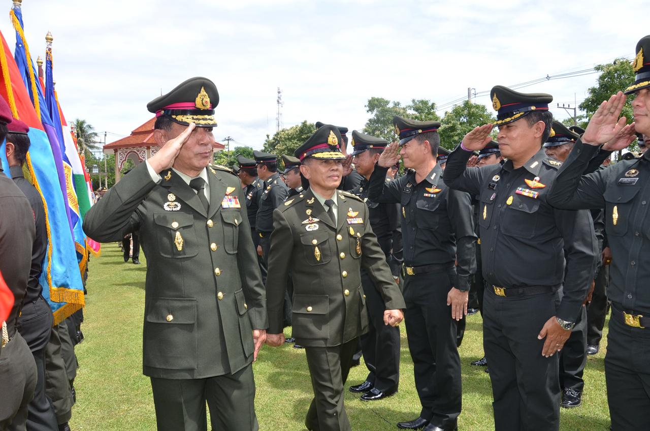 เดินตรวจแถวทหาร ค่ายวชิราวุธ อำลาตำแหน่ง