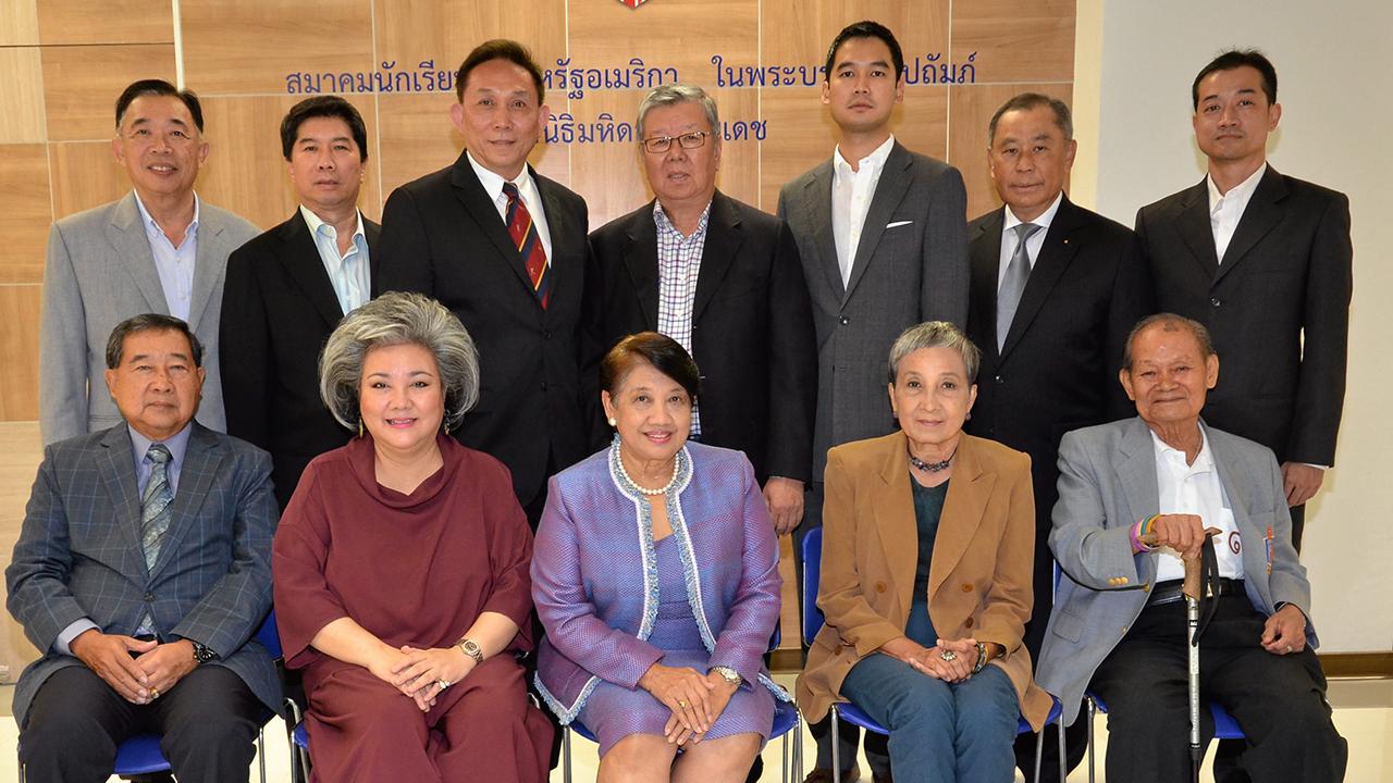ได้เป็นต่อ - พล.ร.อ.ถมรัตน์ หทโยดม, ไกรศรี ตุลารักษ์, ทิพย์รักษ์ สุขุม, นิตยา จันทร์เรืองมหาผล และ ปัญญ์ชลี เพ็ญชาติ ร่วมกันแสดงความยินดีให้แก่ คุณหญิงทรงสุดา ยอดมณี ในโอกาสได้รับเลือกเป็นนายกสมาคมศิษย์เก่าสหรัฐอเมริกาต่ออีกสมัย ที่อาคารจามจุรีสแควร์ วันก่อน.