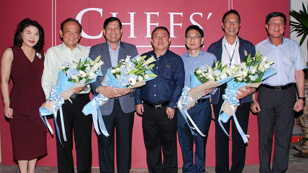 ปลื้มมั่ก - สิทธิชัย โควสุรัตน์ จัดงานเลี้ยงสังสรรค์เพื่อนร่วมรุ่น วพน.6 พร้อมแสดงความยินดีแก่ พล.อ.พอพล มณีรินทร์, วินัย ดำรงค์มงคลกุล, รัมย์ เหราบัตย์ และ กุลิศ สมบัติศิริ ที่ได้รับตำแหน่งใหม่ โดยมี รพีพรรณ เหลืองอร่ามรัตน์ มาร่วมงานด้วย ที่ห้องอาหารวิวาเรี่ยม วันก่อน.