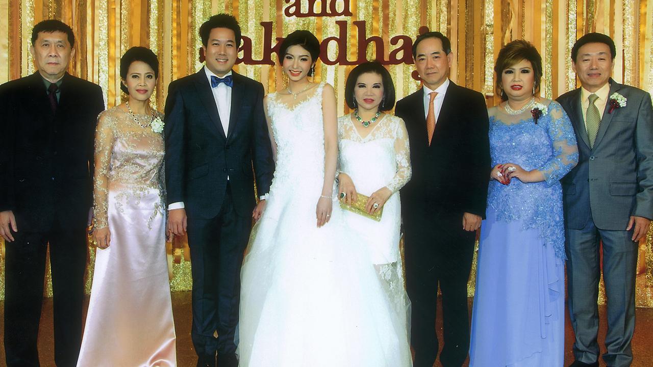 วิวาห์ชื่นมื่น - ทรงศักดิ์–สุรีย์ รัตนหิรัญญา เป็นประธานในงานวิวาห์ระหว่าง ทักษอร บุตรี สุเทพ–วรรณา นิยมมาลัย กับ เศกธัช บุตร ศักดา–พิมพิมล จงศิริวัฒน์ โดยมีผู้มาร่วมอวยพรกัน
อย่างคับคั่ง ท่ามกลางบรรยากาศของความชื่นมื่น ที่ห้องรอยัลมณียา บอลรูม โรงแรมเรเนซองส์ วันก่อน.