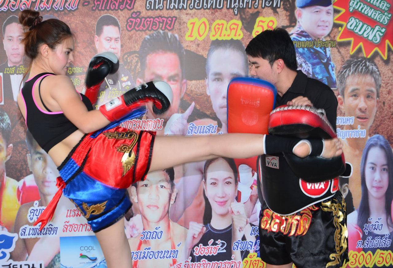 ‘เพชรดาวเหนือ เพชรต้นผึ้ง’ ลงนวมล่อเป้าโชว์ทักษะการเตะตัดลำตัว