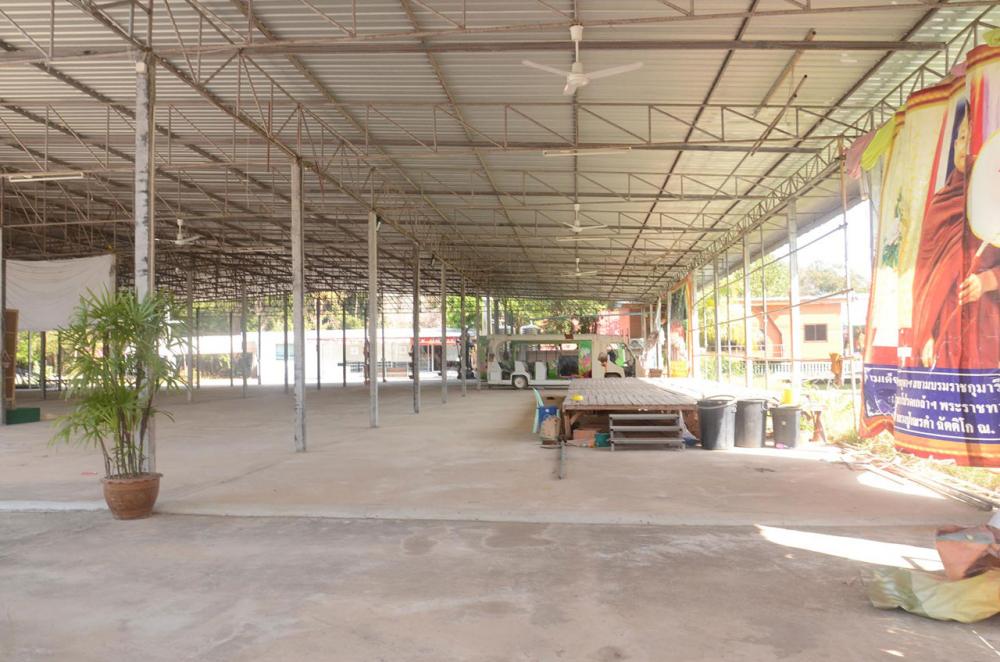 ภายในวัดบรรยากาศเงียบเหงา มีพระอยู่จำพรรษาเพียง 6 รูป