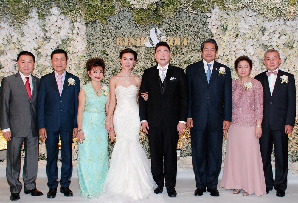 วิวาห์ชื่นมื่น - พลากร สุวรรณรัฐ องคมนตรี เป็นประธานในงานวิวาห์ระหว่าง ณัฐรียา บุตรี ธเนศ-พรทิพย์ จันมาธิกรกุล กับ วัชรกิต บุตร ธีระพงษ์-กัลยา อัศวินวิจิตร โดยมี กรพจน์ อัศวินวิจิตร มาร่วมอวยพรด้วยความปลื้มปีติ ที่ห้องแกรนด์ ฮอลล์ โรงแรมพลาซ่า แอทธินี คํ่าวันก่อน.