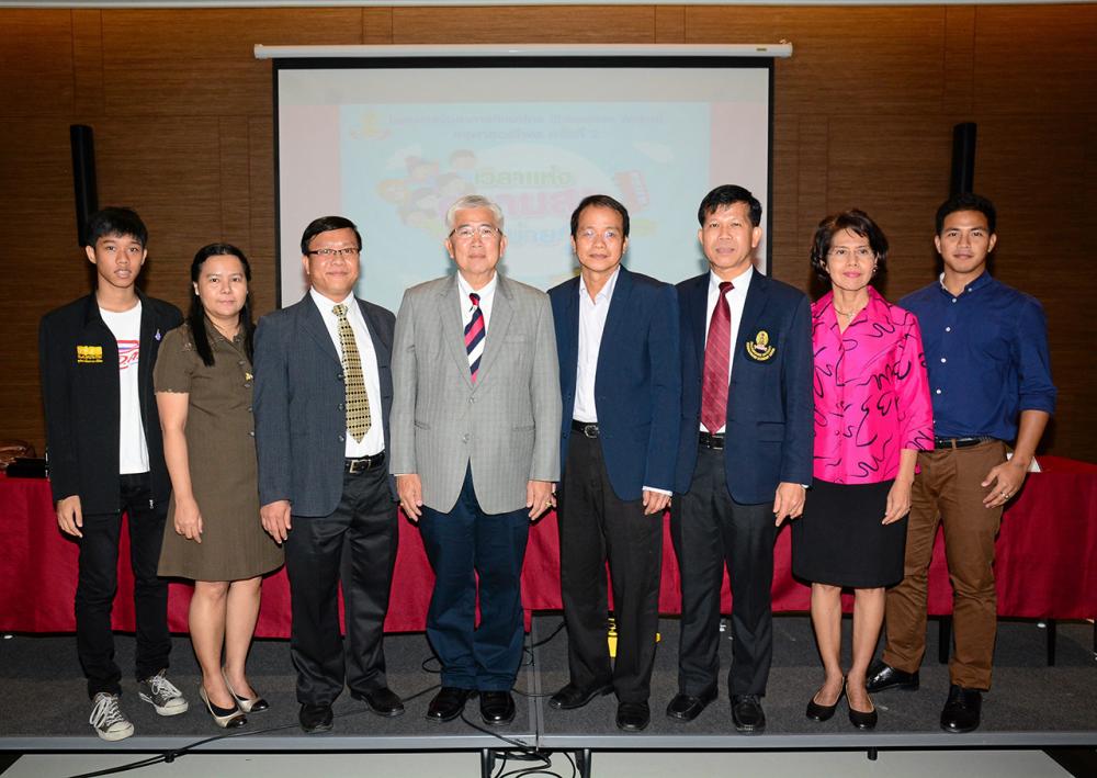 มีความสุข - รศ.ดร.บัญชา ชลาภิรมย์ คณบดีคณะครุศาสตร์ จุฬา จัดงานเสวนาเรื่อง “การจัดเวลาแห่งความสุขของนักเรียนจากนโยบายลดเวลาเรียน เพิ่มเวลารู้” โดยมี ศ.ดร.สมพงษ์ จิตระดับ, ผศ.ชัยศักดิ์ ชั่งใจ และ รศ.ดร.ศิริเดช สุชีวะ มาร่วมเสวนาด้วย ที่คณะครุศาสตร์ วันก่อน.