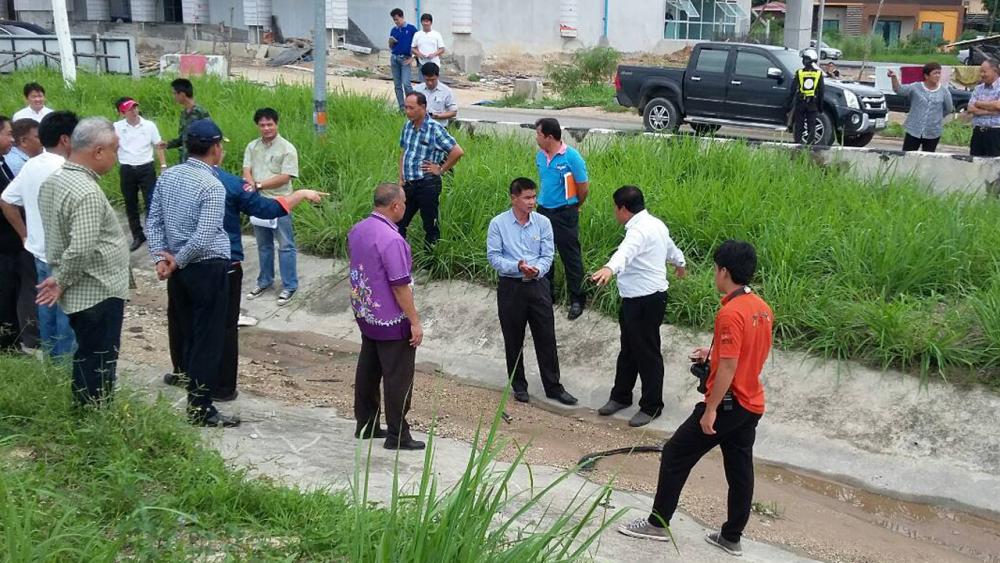 กลุ่มชาวบ้านในพื้นที่ ต.หนองปรือ อ.บางละมุง จ.ชลบุรี กว่า 100 คน เรียกร้องให้มีการแก้ไขปัญหาระบบระบายน้ำบริเวณด่านเก็บเงินมอเตอร์เวย์