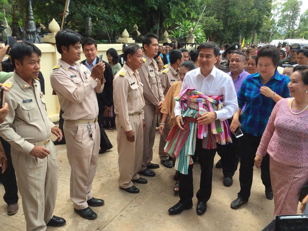 อภิสิทธิ์ เวชชาชีวะ อดีตนายกรัฐมนตรี เดินทางมาเป็นประธานประกอบพิธีสมโภชเบิกเนตรพระเจ้าใหญ่สนามชัยคุ้มภัย ที่อุบลราชธานี