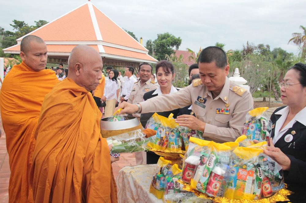 นายศักดิ์ สมบุญโต ผู้ว่าราชการจังหวัดกาญจนบุรี นำข้าราชการ-พ่อค้า-ประชาชน พิธีบำเพ็ญกุศลครบ 2 ปี แห่งการสิ้นพระชนม์สมเด็จพระญาณสังวร สมเด็จพระสังฆราช สกลมหาสังฆปริณายก