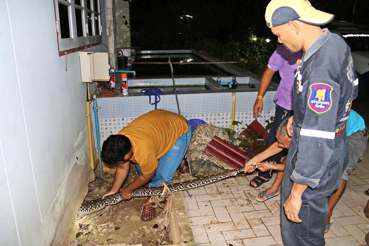 ถึงกับต้องทะลวงพื้นบ้าน