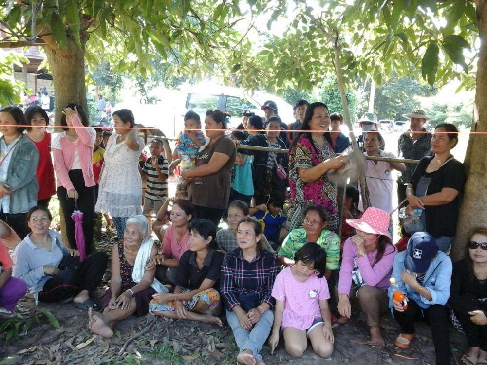 ชาวบ้านมายืนรอดูหน้าคนร้ายใจโหด จน ตร.เกรงว่าผู้ต้องหาจะไม่ปลอดภัย