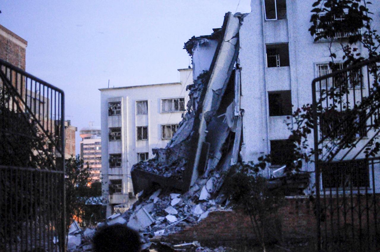 อาคารหลังหึ่นงในเขตลิ่วเฉิง ได้รับความเสียหายอย่างหนัก (ภาพ: REUTERS)