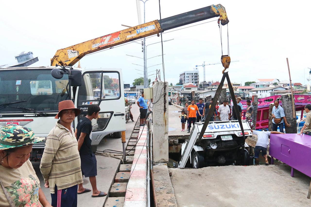 ประสานรถเครน ดึงรถบรรทุกปลาขึ้นมา โชคดีรถยังไม่ตกทะเล