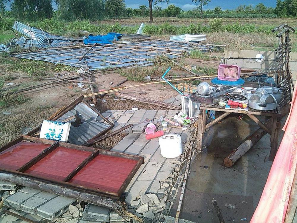 นายอำเภอพรานกระต่าย จ.กำแพงเพชร สั่งหน่วยงานเกี่ยวข้อง ช่วยเหลือชาวบ้าน ที่ได้รับผลกระทบจากพายุฝน