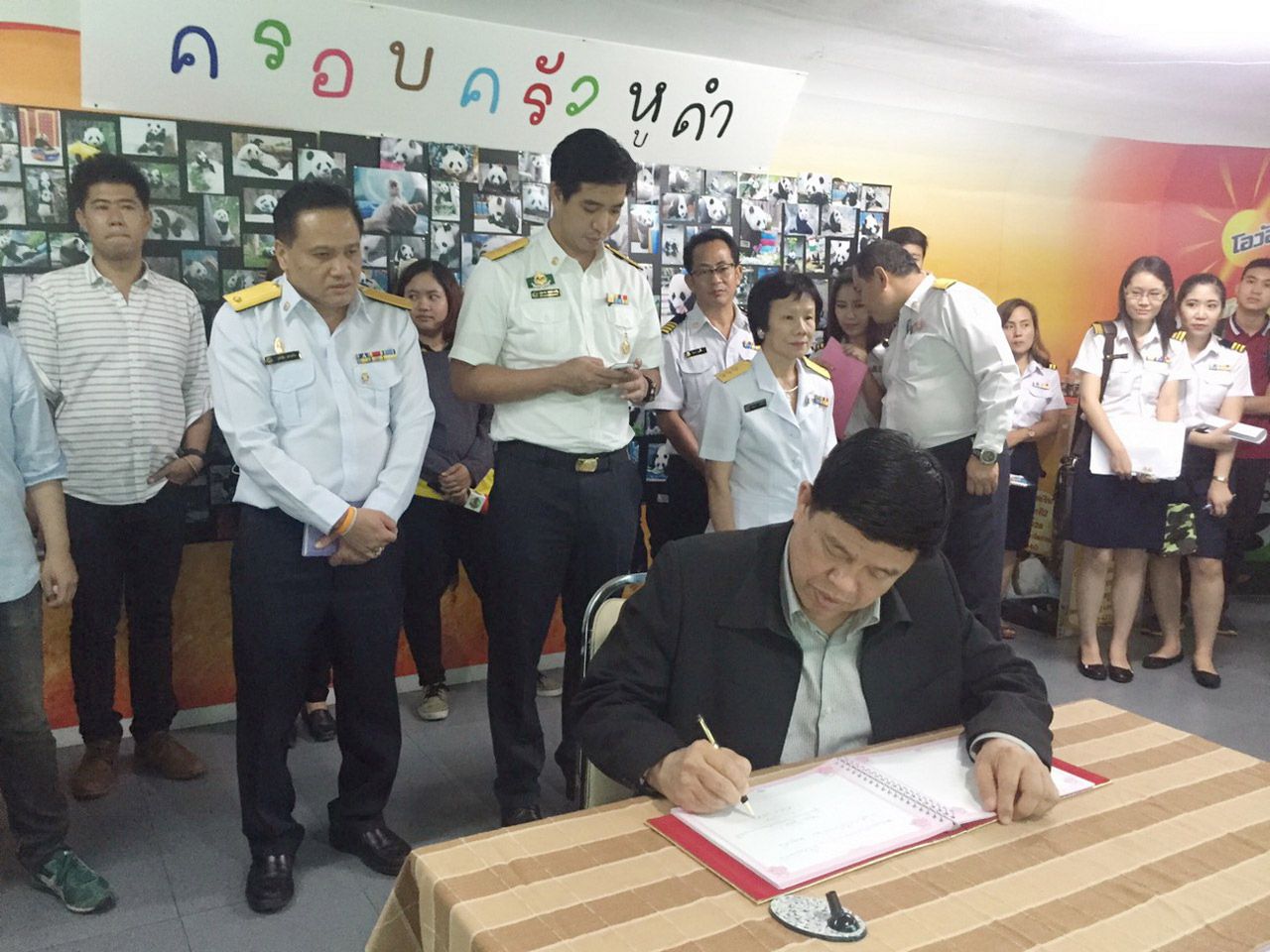 รมว.กระทรวงทรัพย์ฯ ลงนามในสมุดเยี่ยมของสวนสัตว์เชียงใหม่