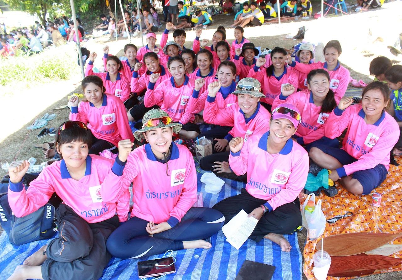 โฉมหน้าทีมฝีพายสาวผู้เรียกเสียงเชียร์จากชาว อ.เสาไห้ ได้ทั้งสนาม