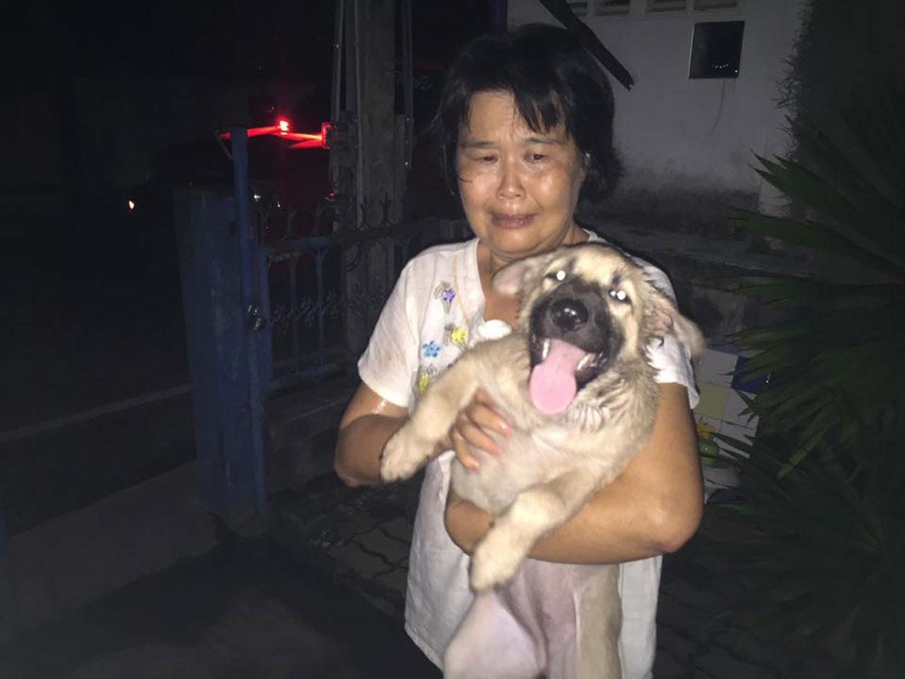 นางวิมาลา อี่พานิช และเจ้าขนุน หลังถูกช่วยออกมาอย่างปลอดภัย