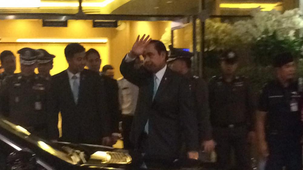 พล.อ.ประยุทธ์ โบกมือทักทายสื่อมวลชน