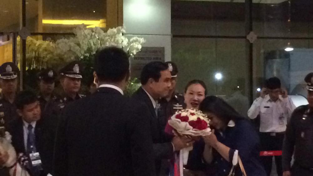 นายกรัฐมนตรี รับช่อดอกไม้จากประชาชนที่ไปรอต้อนรับ