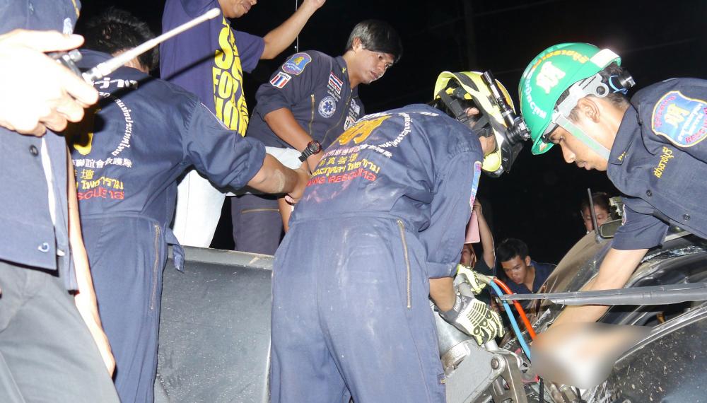 จนท.กู้ภัย งัดร่างผู้เสียชีวิตคาซากออกมาจากรถ ที่ราชบุรี