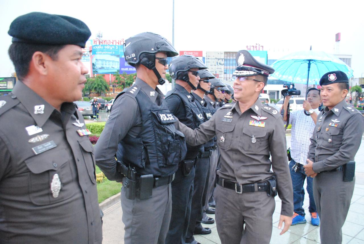 ปล่อยแถว ตร. กวาดล้างอาชญากรรม และยาเสพติดในพื้นที่